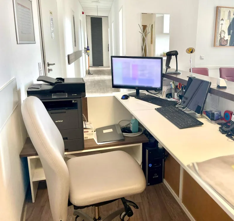 Empfang mit Arbeitsplatz und Blick in den Flur