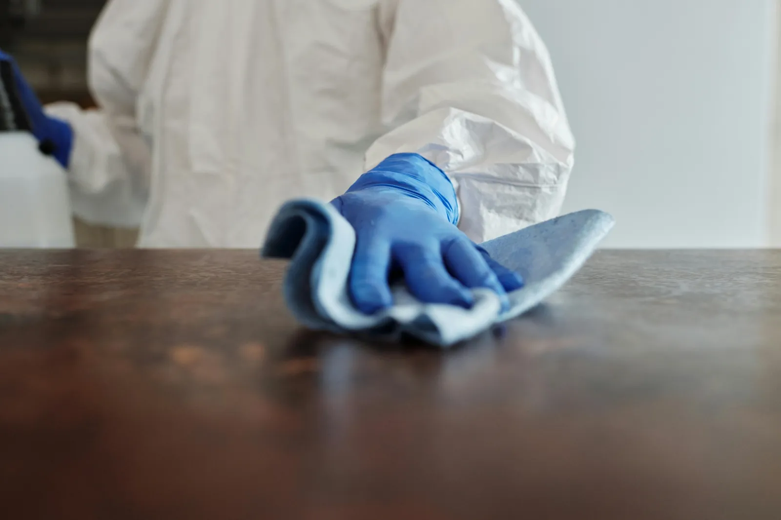 Desinfektion einer Oberfläche mit Handschuh und Tuch